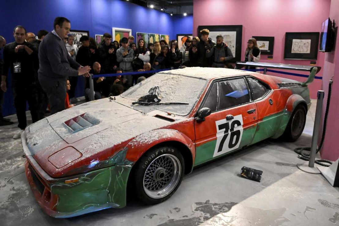 Ola de protestas por el cambio climático: ahora, llenaron de harina el auto de Andy Warhol
