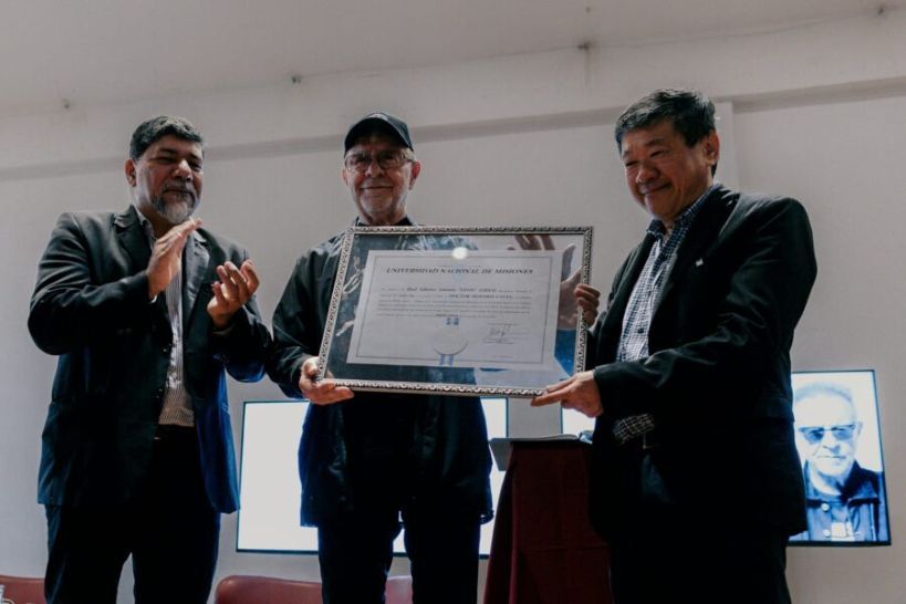 La Universidad Nacional de Misiones entregó el título de Doctor Honoris Causa a León Gieco