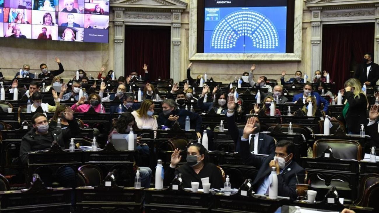 Preparan un proyecto de ley para que funcionarios deban hacer cuarentena obligatoria