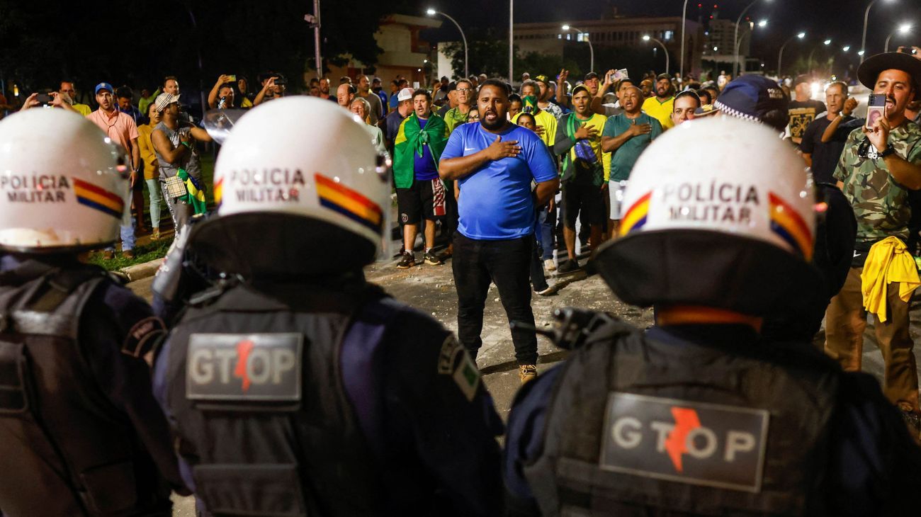 Seguidores de Bolsonaro atacaron la sede de la Policía Federal de Brasil