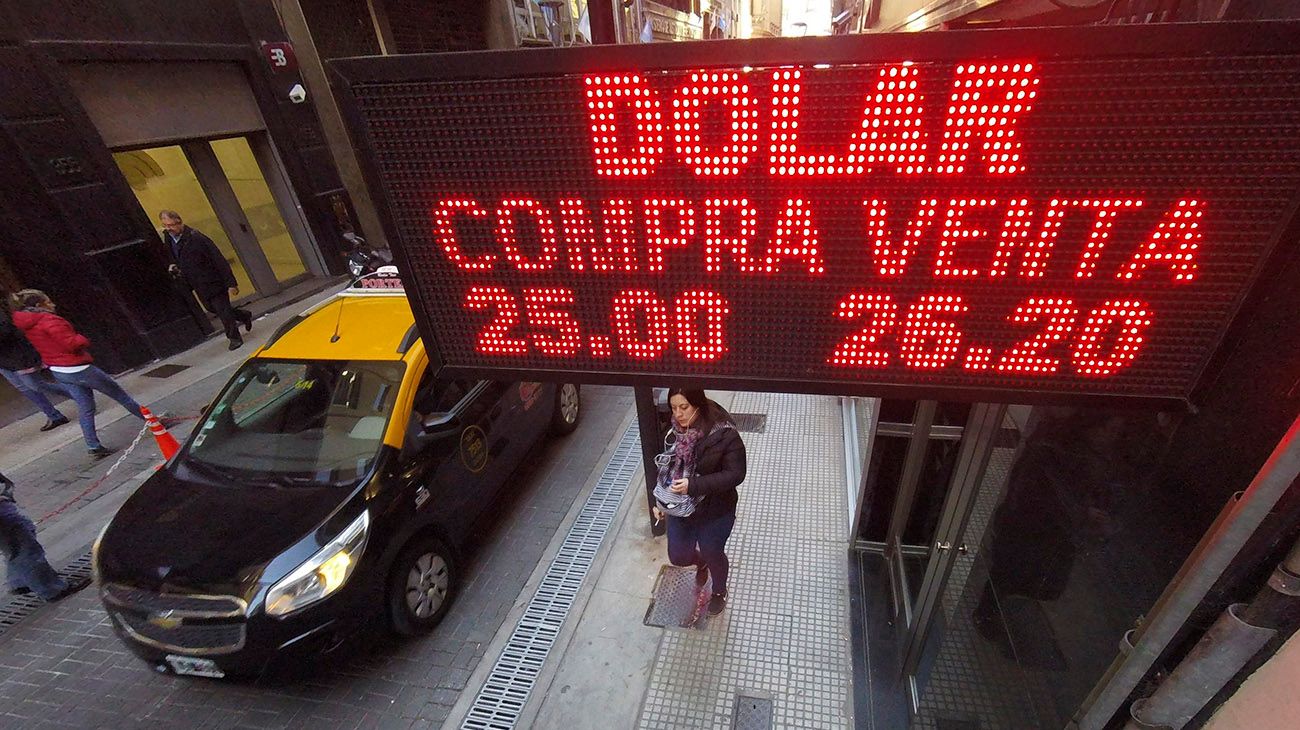 El dólar pegó un salto de 49 centavos y cerró en un nuevo récord