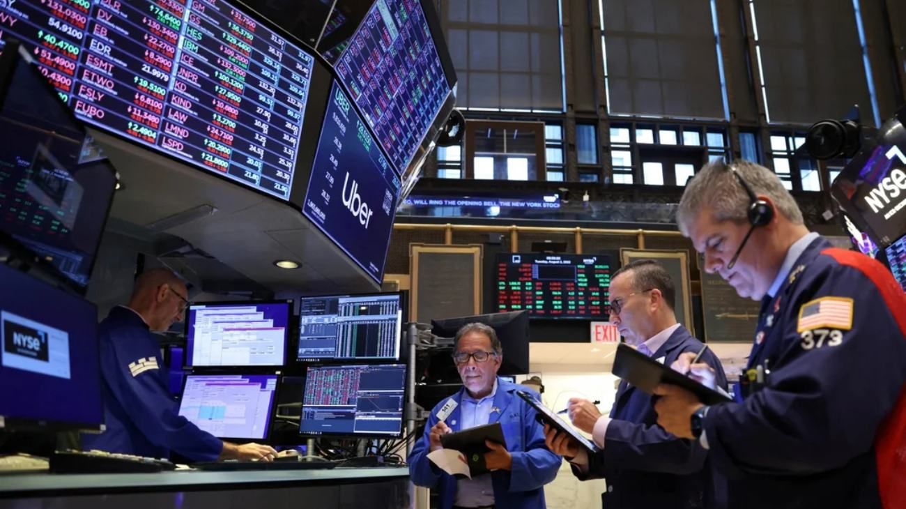 Acciones de EE.UU. fluctúan a la espera de tecnológicas y la Fed