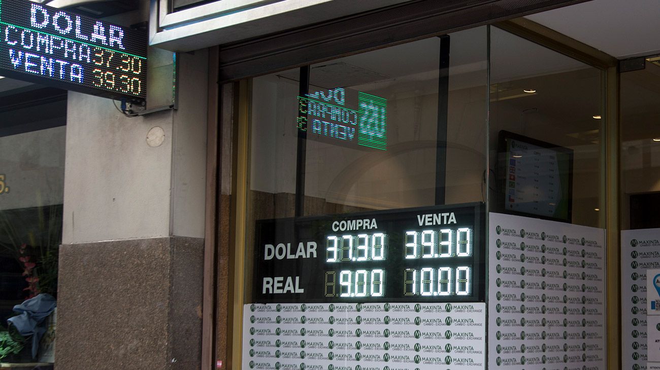El dólar cayó 39 centavos y el Banco Central frenó la baja de tasas