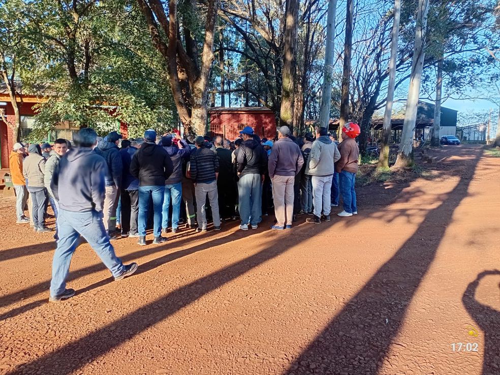 Crisis en Virasoro: trabajadores de la forestadora Tapebicuá protestan por el pago de sueldos y el aguinaldo