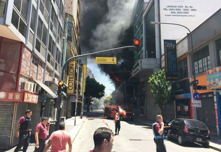 VIDEO | Se incendió un cotillón en Once