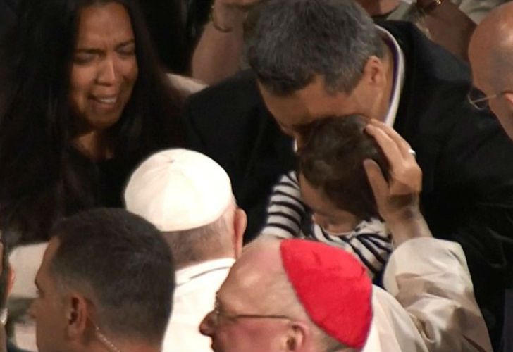 Video | La emotiva bendición de Francisco a un niño enfermo