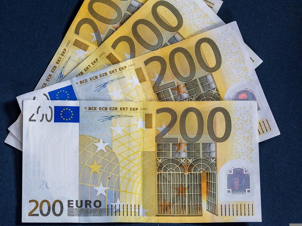 A cuánto cerró el euro blue este viernes 14 de abril de 2023