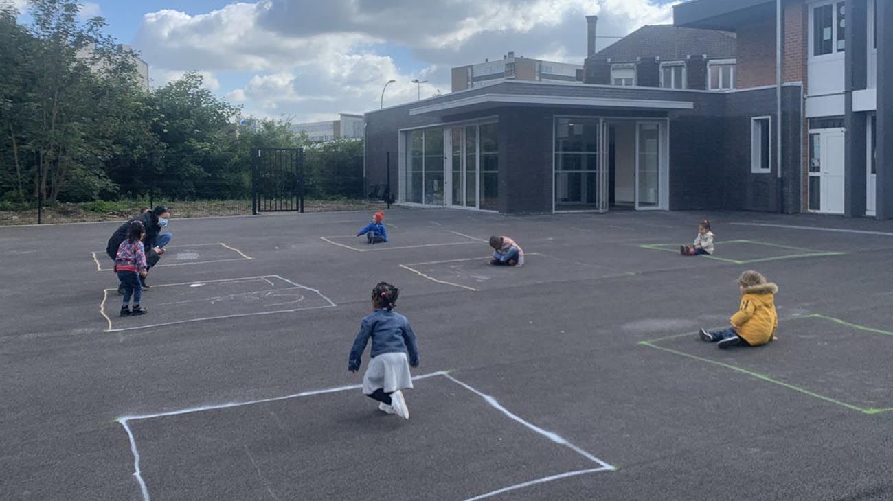 Recreos en cuadrados: así volvieron los chicos a clases en Francia