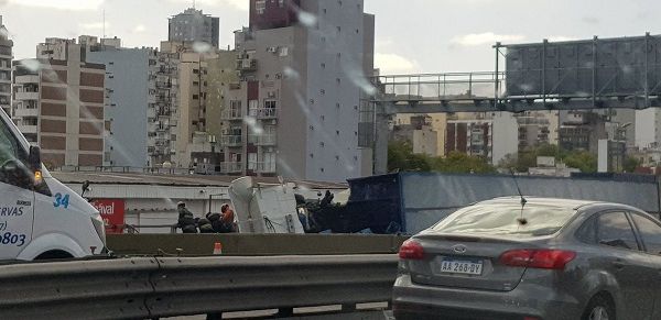 Choque y vuelco de un camión con cervezas en plena Autopista 25 de Mayo