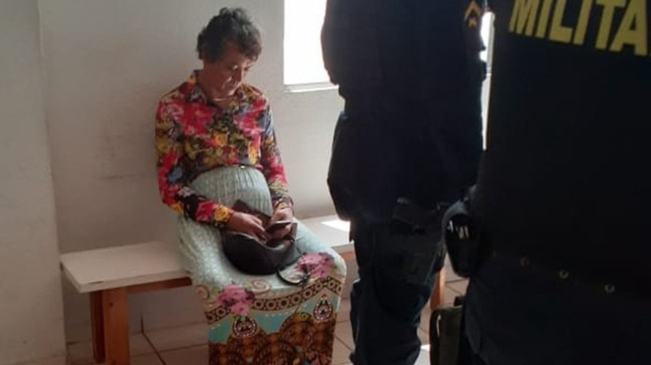 Un mecánico se disfrazó de su madre para sacarle el carnet de conducir