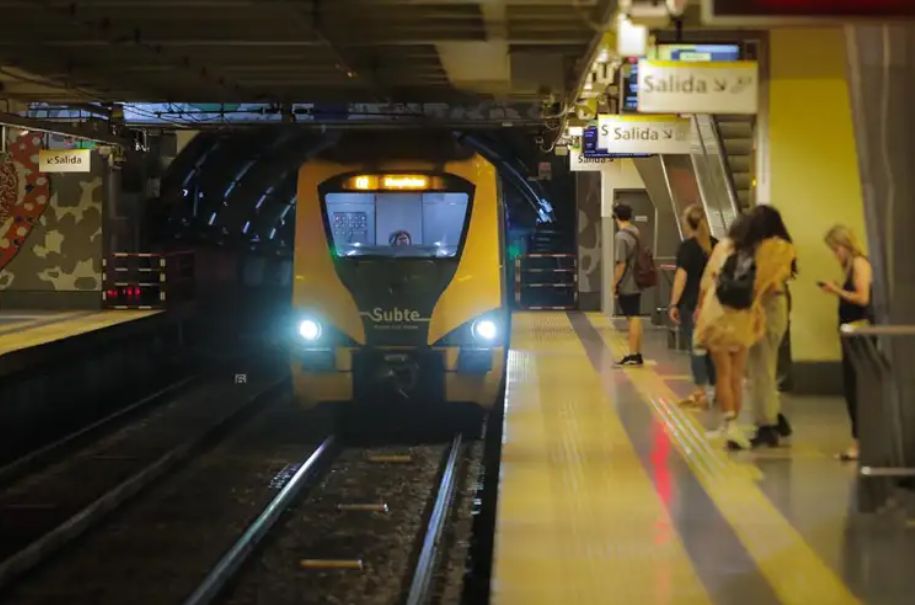 Reabre la estación Lima de la Línea A del subte después de tres meses de renovación