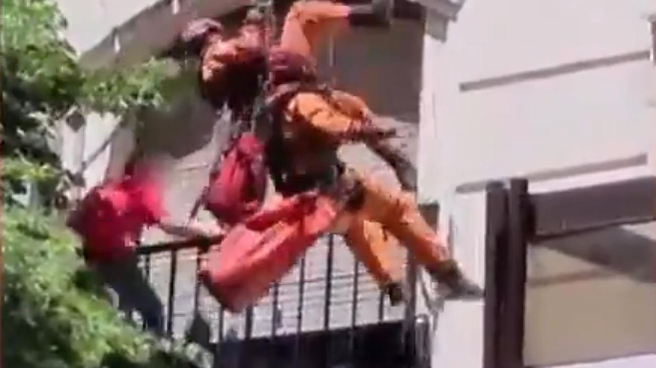 Bomberos rescataron a un hombre que amenazó con tirarse del balcón