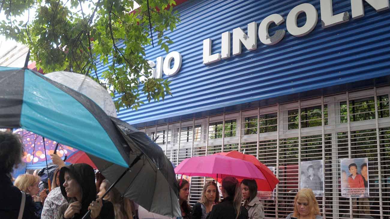 Padres del Colegio Lincoln protestan para que no reabra la colonia y piden justicia por Lucas Lin