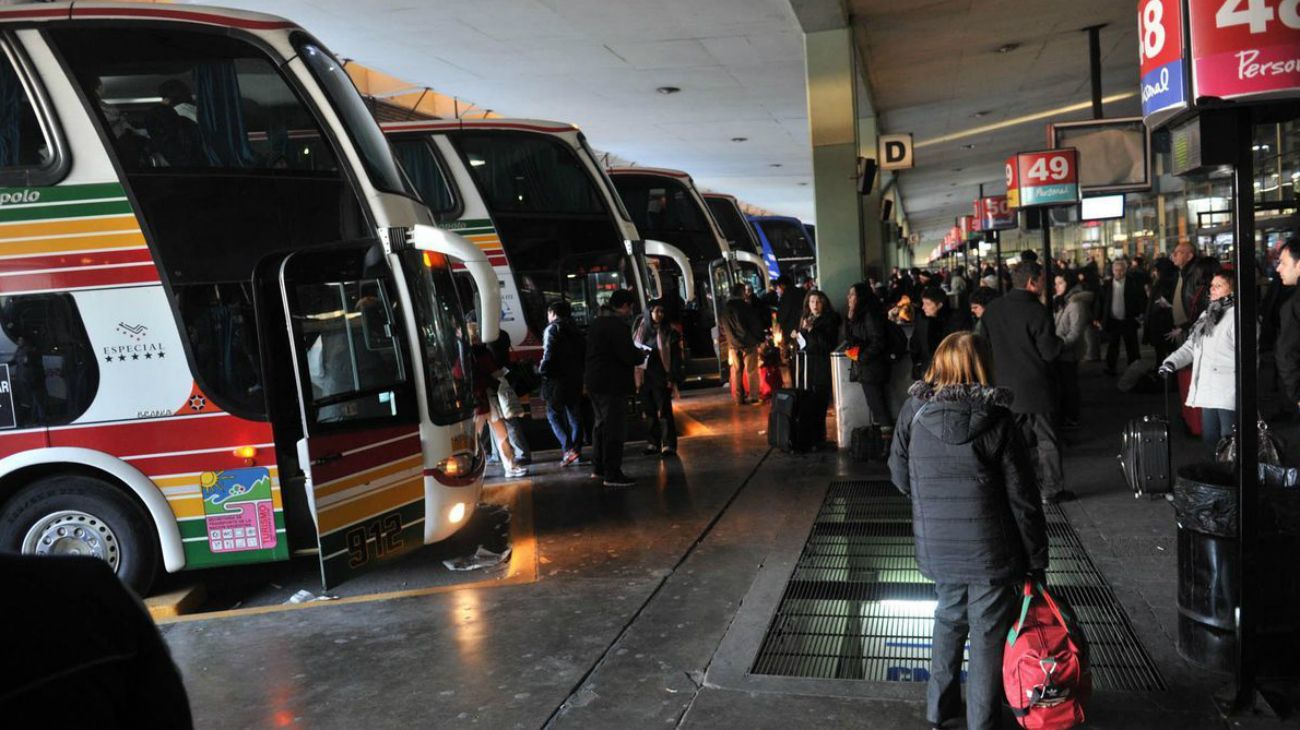 Un centenar de micros extras partieron rumbo a Mar del Plata y se agoraron los pasajes ferroviarios
