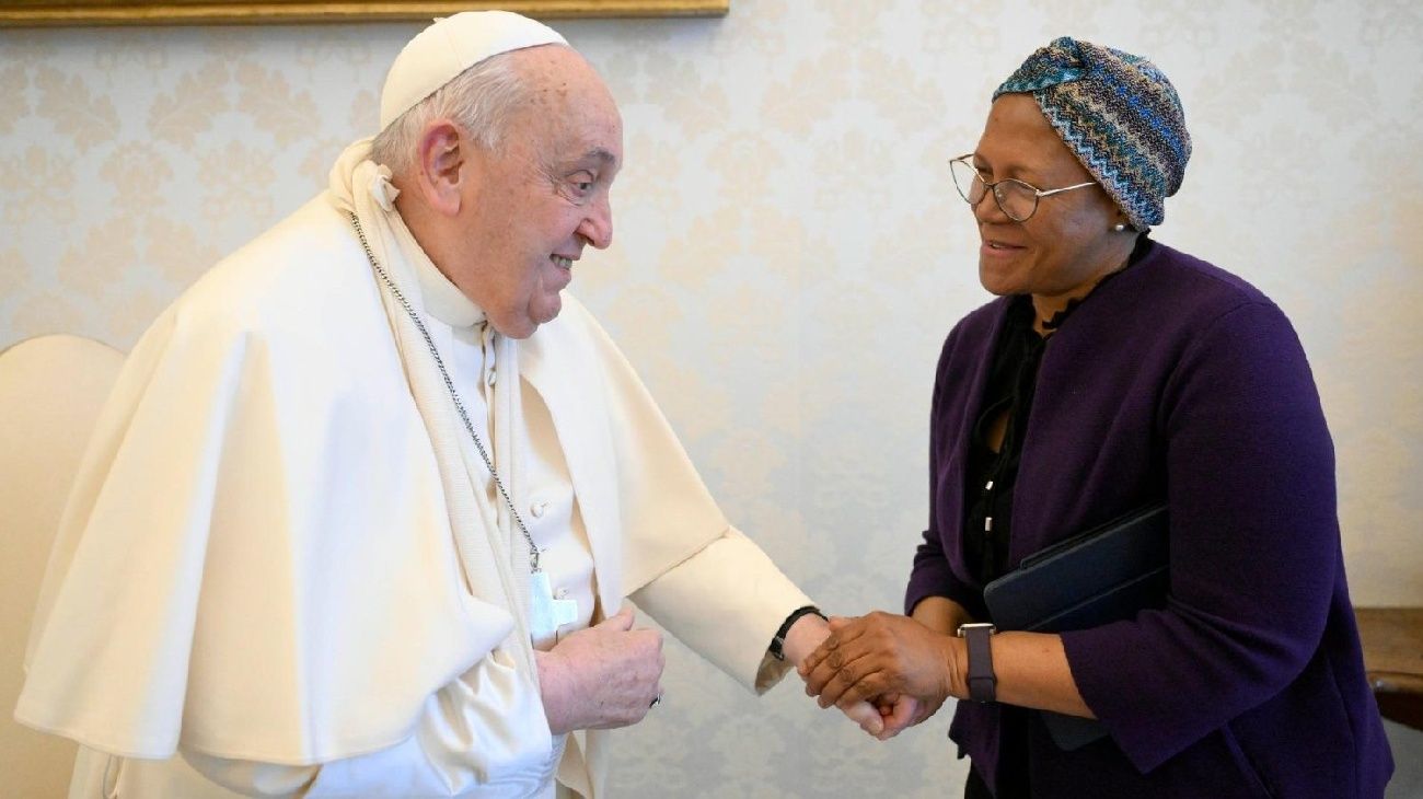 El Papa Francisco sufrió una caída y le inmovilizaron el brazo derecho