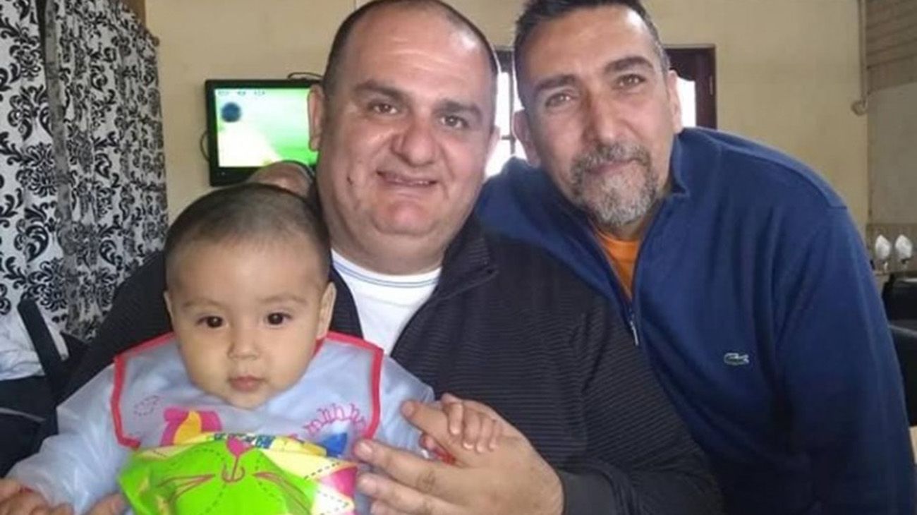 Denuncias cruzadas por un médico que no atendió al hijo de una pareja gay