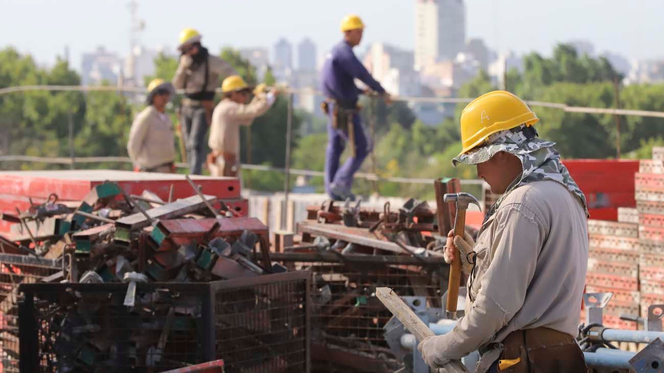 Indec: la industria cayó 8,5% interanual en febrero y la construcción un 5,3%