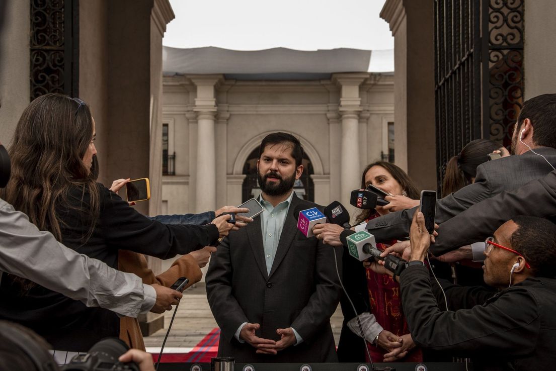 La aprobación de Gabriel Boric por parte de los chilenos alcanzó su nivel más bajo