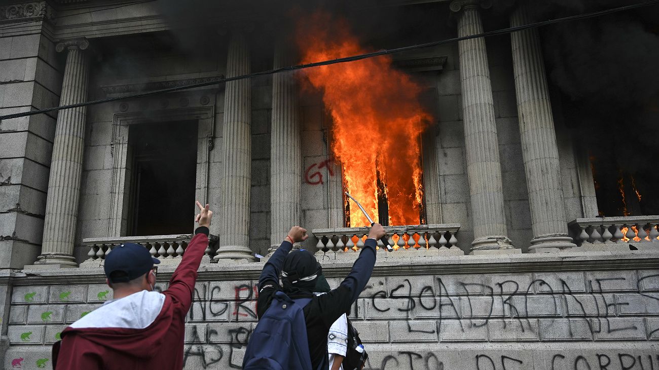 Guatemala en llamas: ante las fuertes protestas, el vice le sugirió al presidente que ambos renuncien