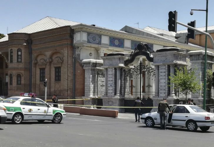 Al menos 12 muertos en doble atentado en Irán