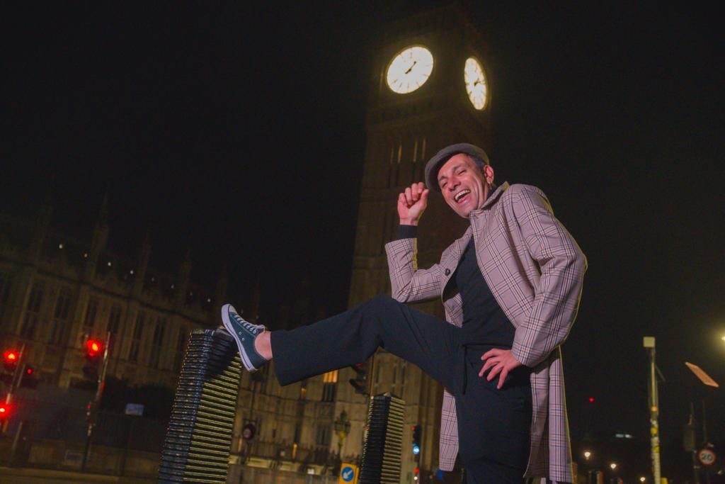 A sala llena en Londres y en Dublin, Martín Bossi se prepara para actuar en España