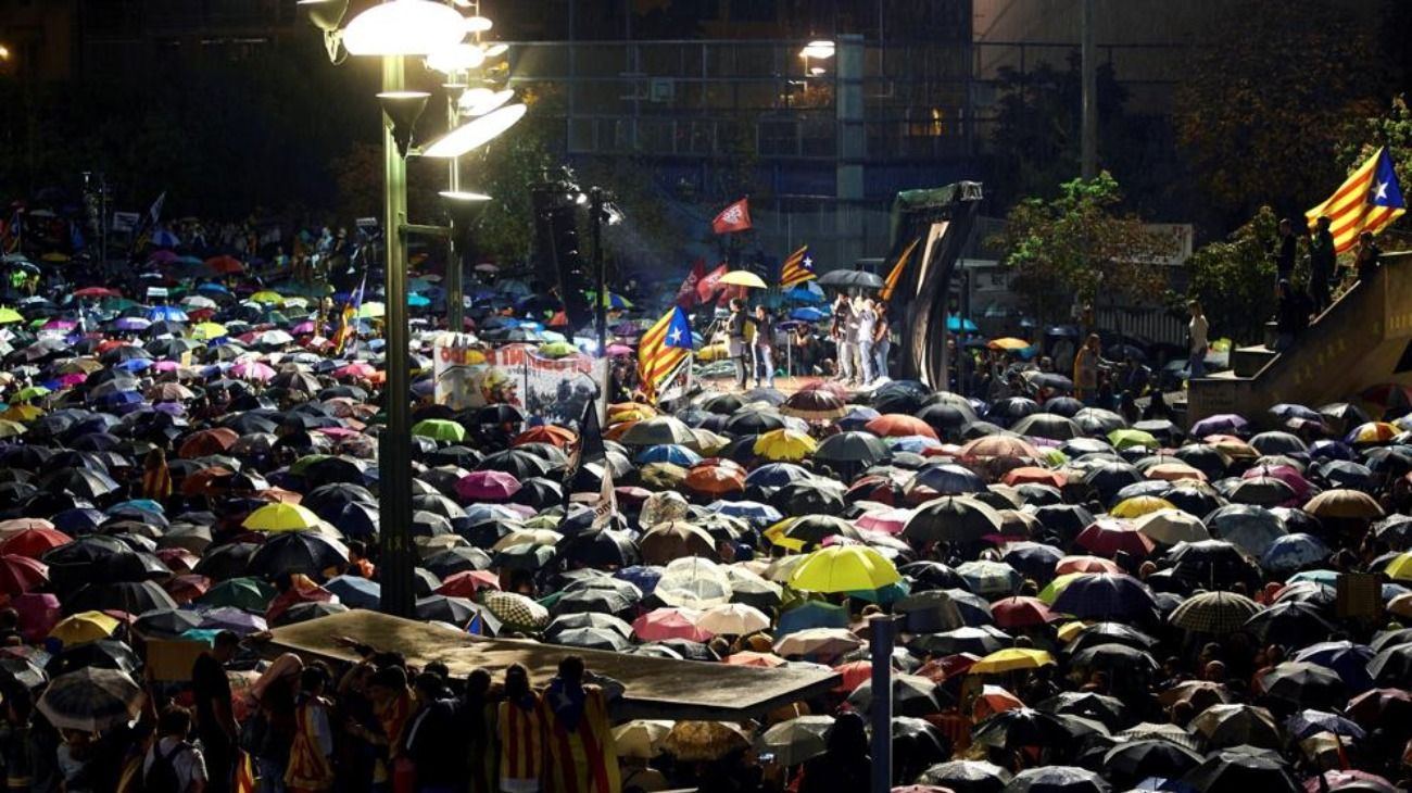 Miles de catalanes protestan por las condenas que recibieron los independentistas