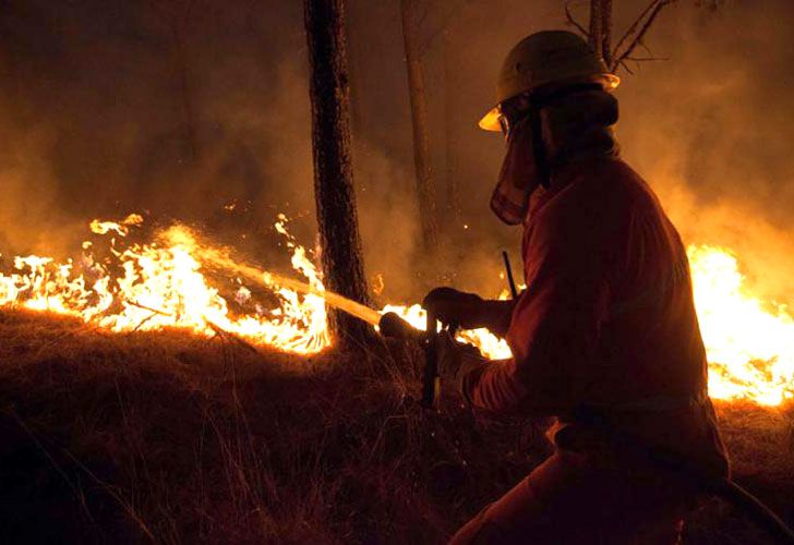 Córdoba combate desesperada un enorme incendio fuera de control