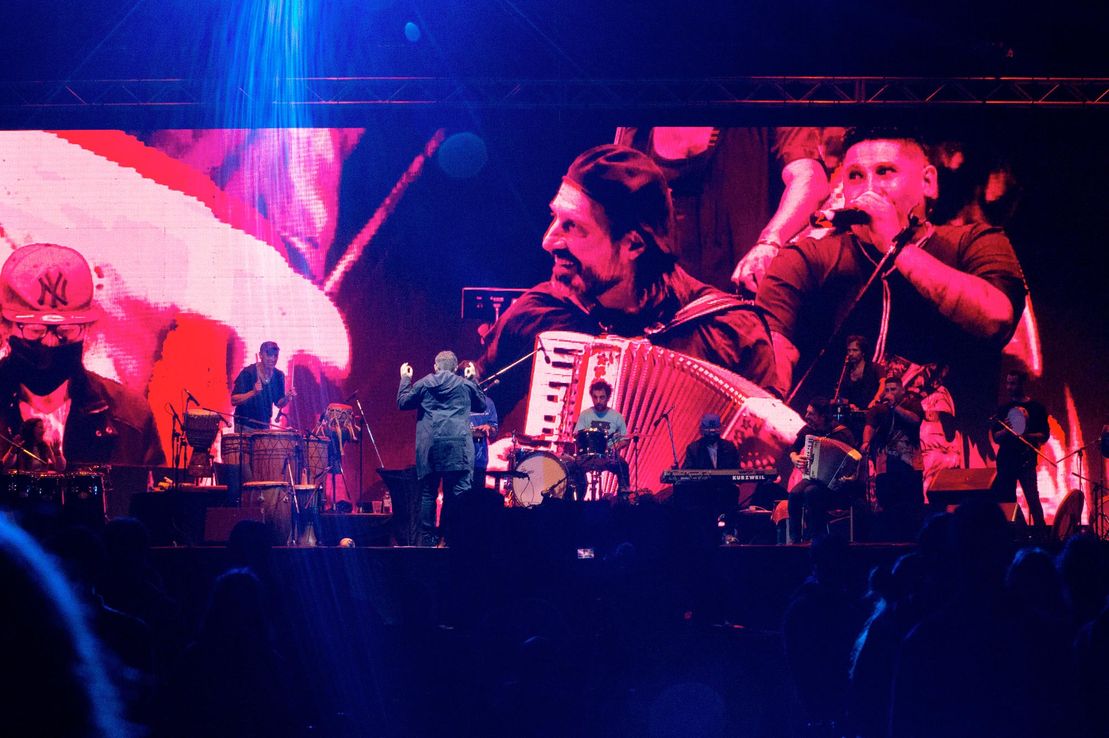 Ritmo, talento y adrenalina en el concierto de PAN en el hipódromo de Palermo.