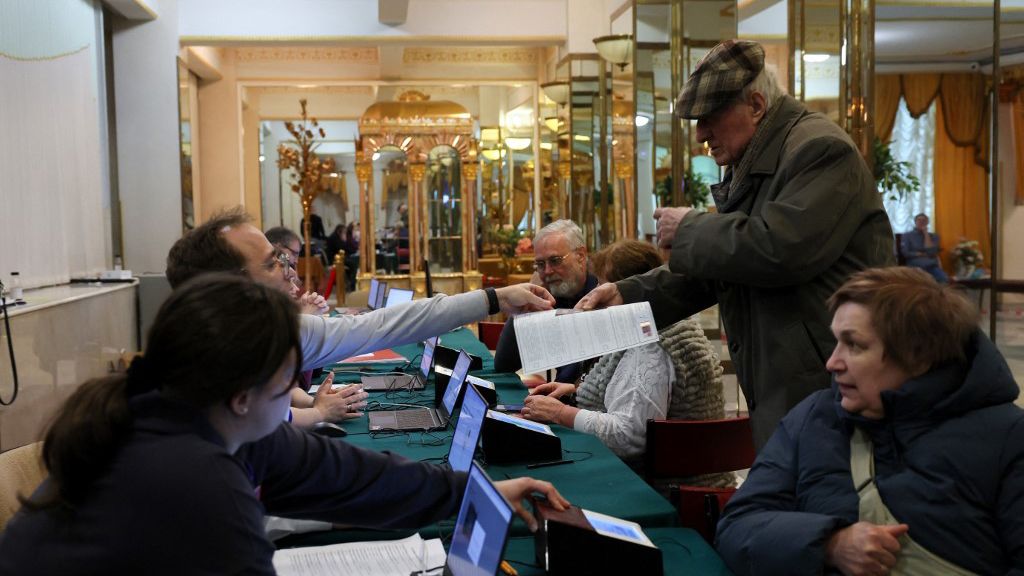 Se cierra la elección que mantendrá a Putin en el poder y algunos se arriesgaron a recordar a Navalni