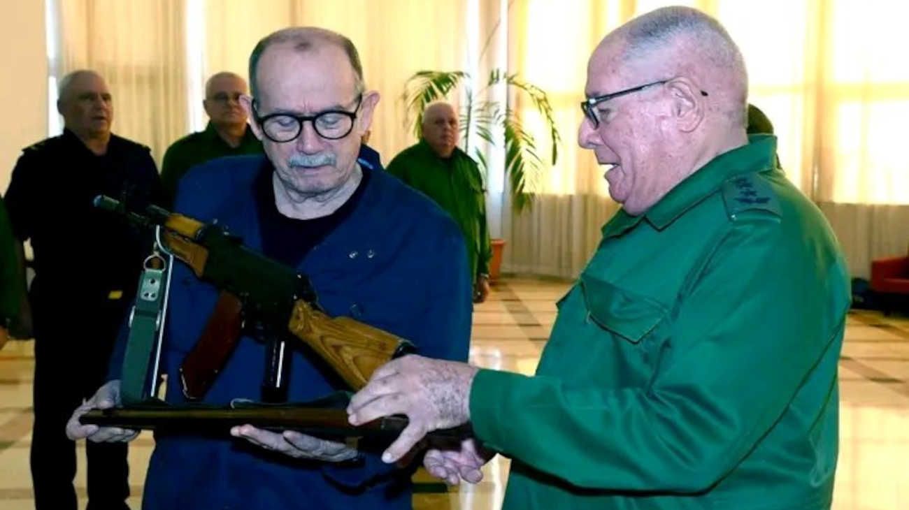 Silvio Rodríguez pidió “su AKM” y el gobierno de Miguel Díaz-Canel se lo entregó: “Estoy dispuesto a pelear”