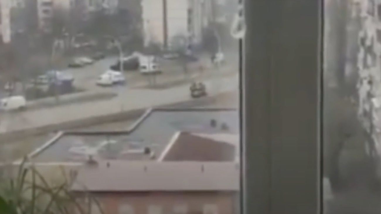 Milagro en Kiev: un tanque ruso pasó por encima de un auto y el conductor puede contarlo