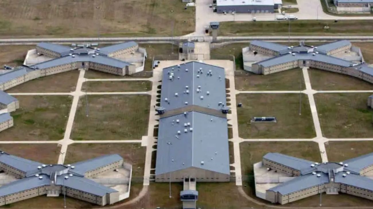 Trump ordenó al Pentágono preparar un centro de detención para llevar 30.000 migrantes a Guantánamo