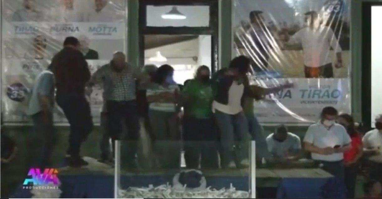 En pleno acto de campaña del Frente de Todos, se desmoronó el escenario de un intendente en Corrientes