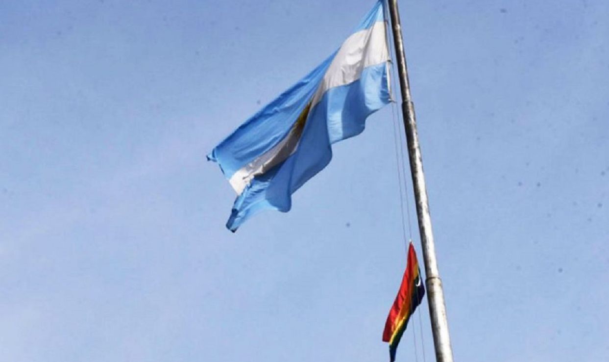 Izaron la bandera de la diversidad sexual en un colegio de Rosario
