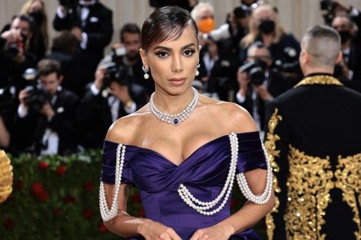 Anitta: de la gala de MET a militar para que Bolsonaro se vaya del poder