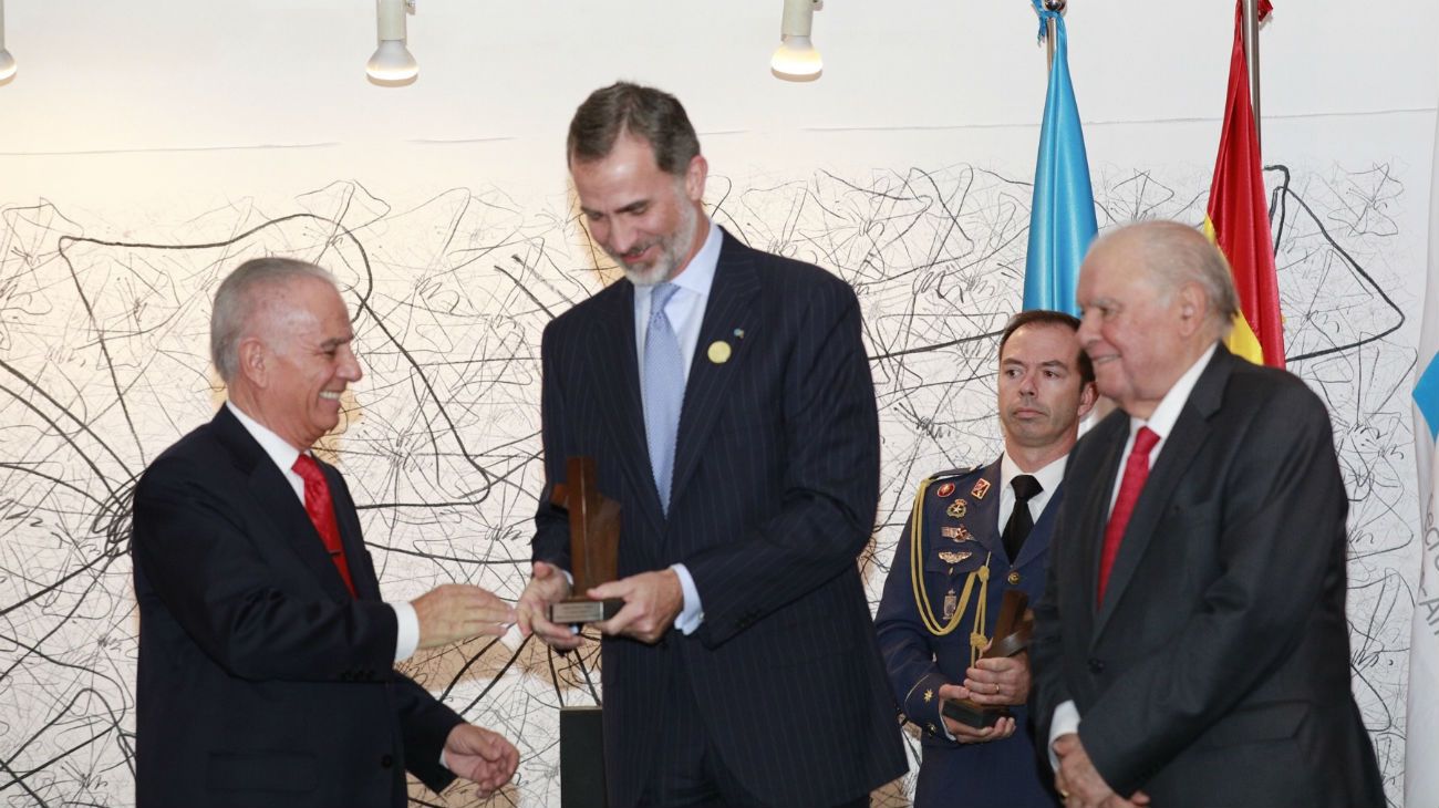 El rey de España entregó a Alejandro Bulgheroni el Premio Enrique V. Iglesias