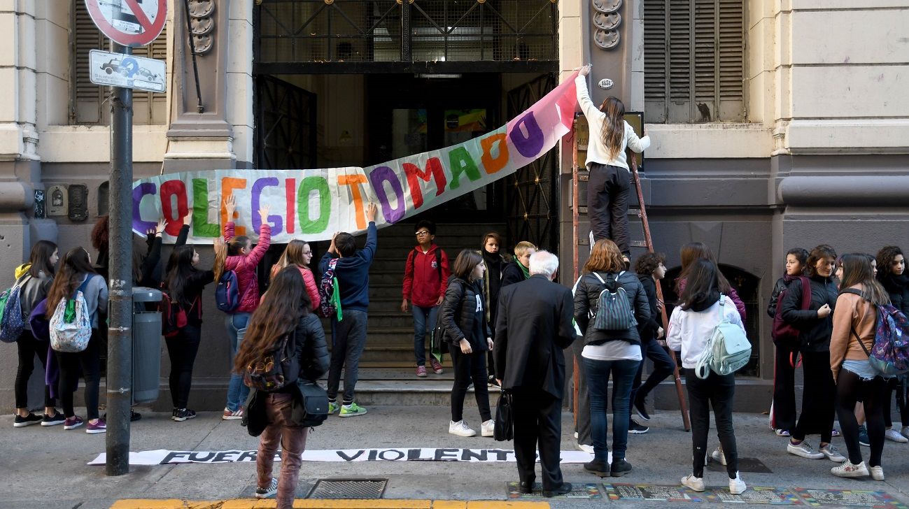 Estudiantes toman el Pellegrini contra un profesor acusado de consumir pornografía infantil