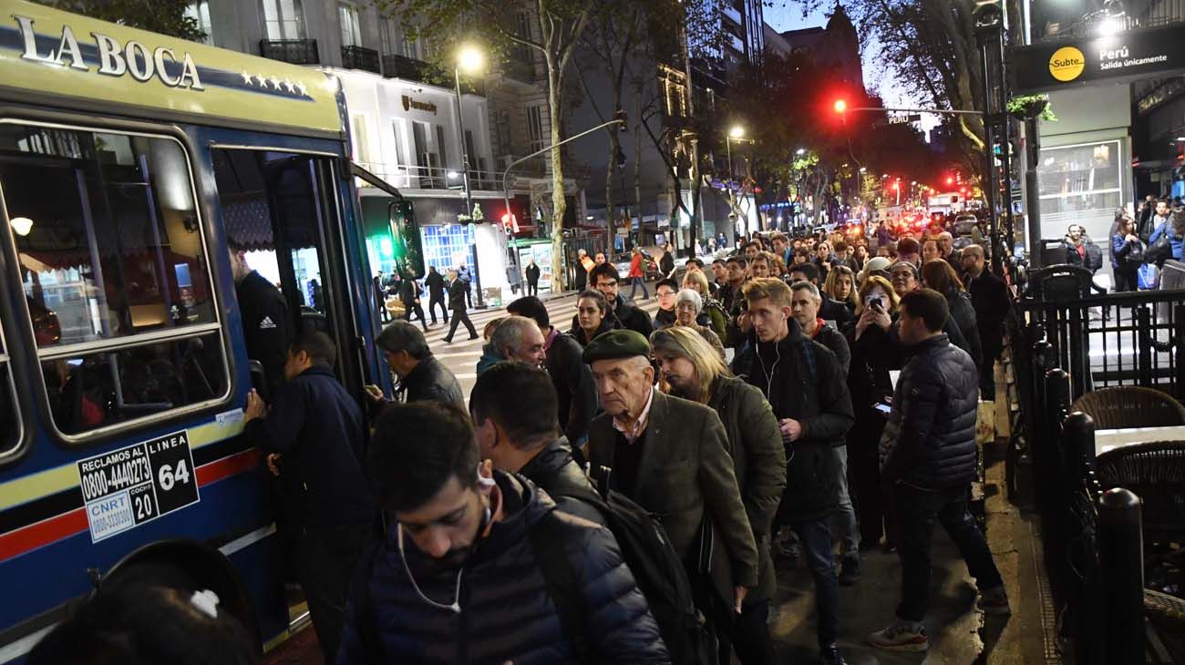 Coronavirus: qué va a pasar con las clases, el transporte público y los boliches