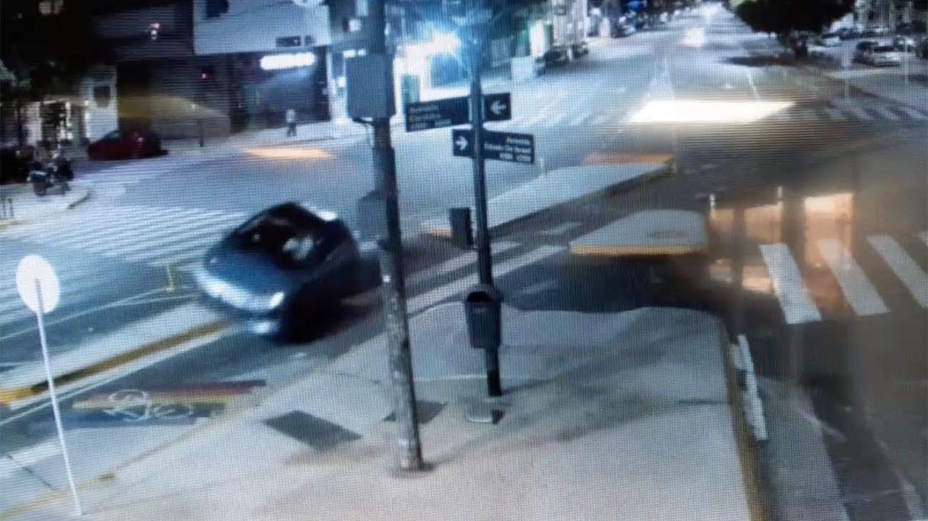 Video: Así fue el choque de esta madrugada sobre la avenida Córdoba