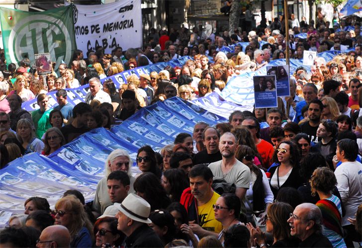 Multitudinaria marcha para recordar el golpe cívico-militar