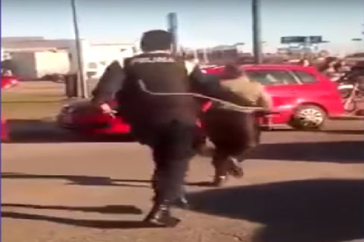 Video | Un policía agredió a latigazos a una mujer desnuda