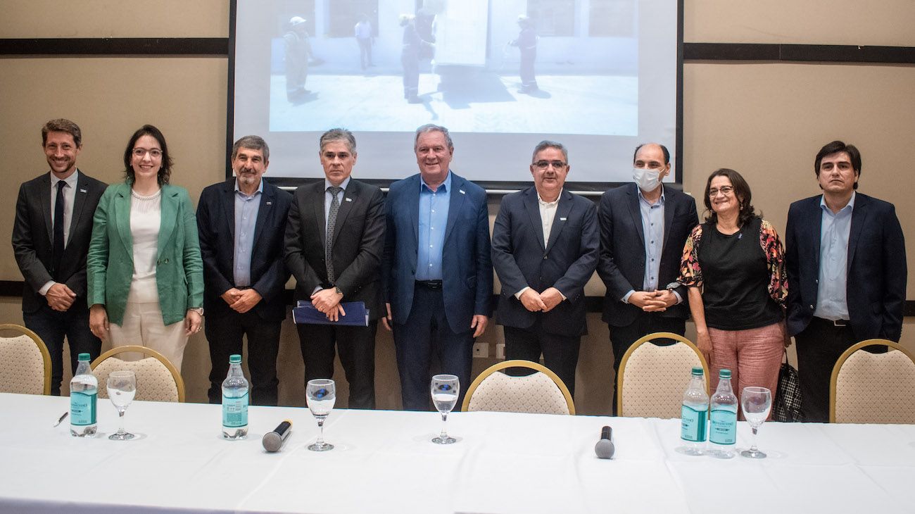 Catamarca firmó un convenio con YPF para fabricar baterías de litio