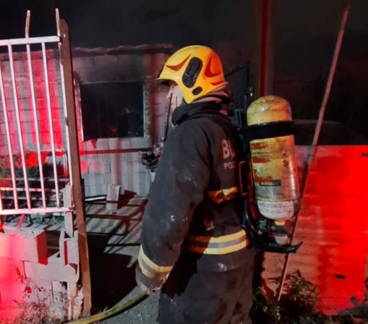 Córdoba: una casa destruida por un incendio originado en la batería de un teléfono celular