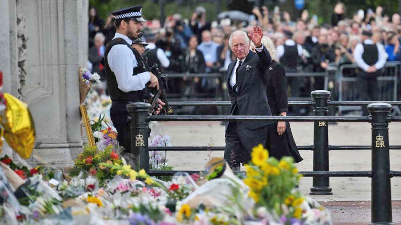 Inglaterra despide a una reina de 96 años y recibe a un nuevo rey, de 73