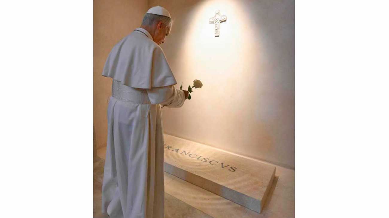 El Papa visitó la tumba de Francisco y pidió “recoger su valiosa herencia”