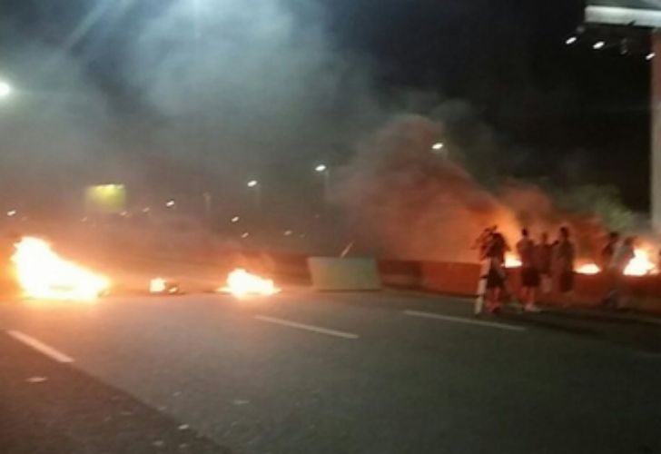 Reclaman por falta de luz y cortan toda la autopista Buenos Aires-La Plata
