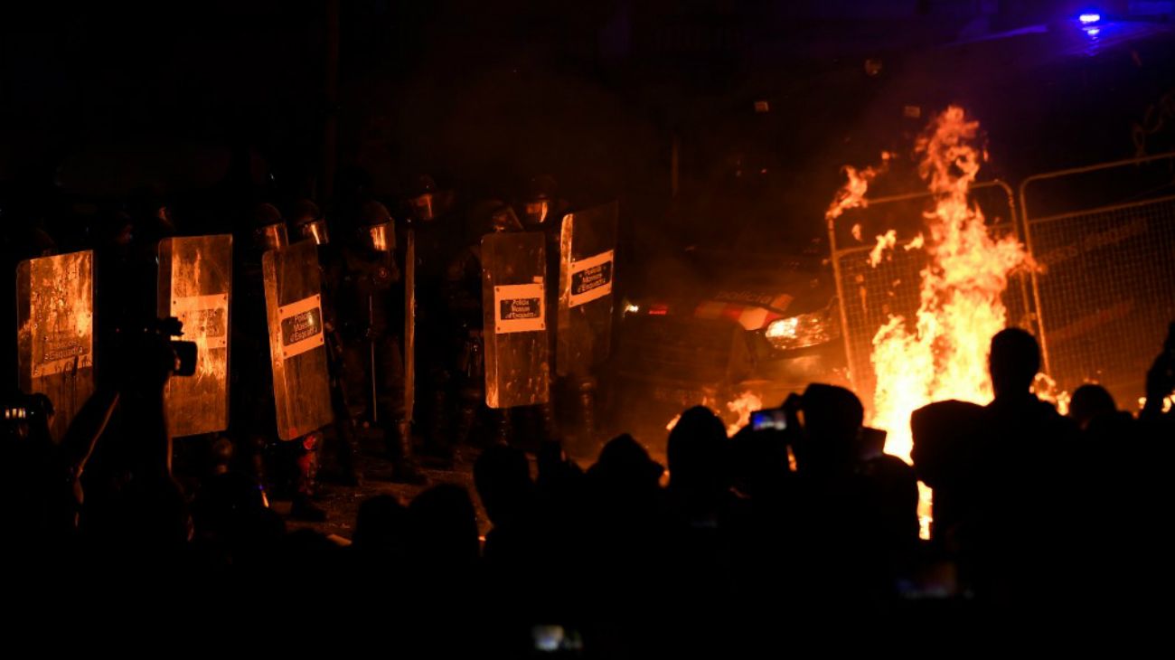 Barcelona: independentistas se enfrentan con la Policía, en otra jornada violenta