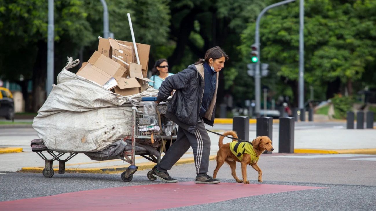 Para no ser pobre, una familia necesitó $1.128.398 en junio según el INDEC