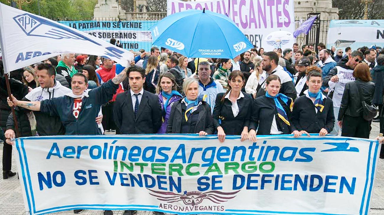 El Gobierno y los gremios, en guerra por los números de Aerolíneas Argentinas