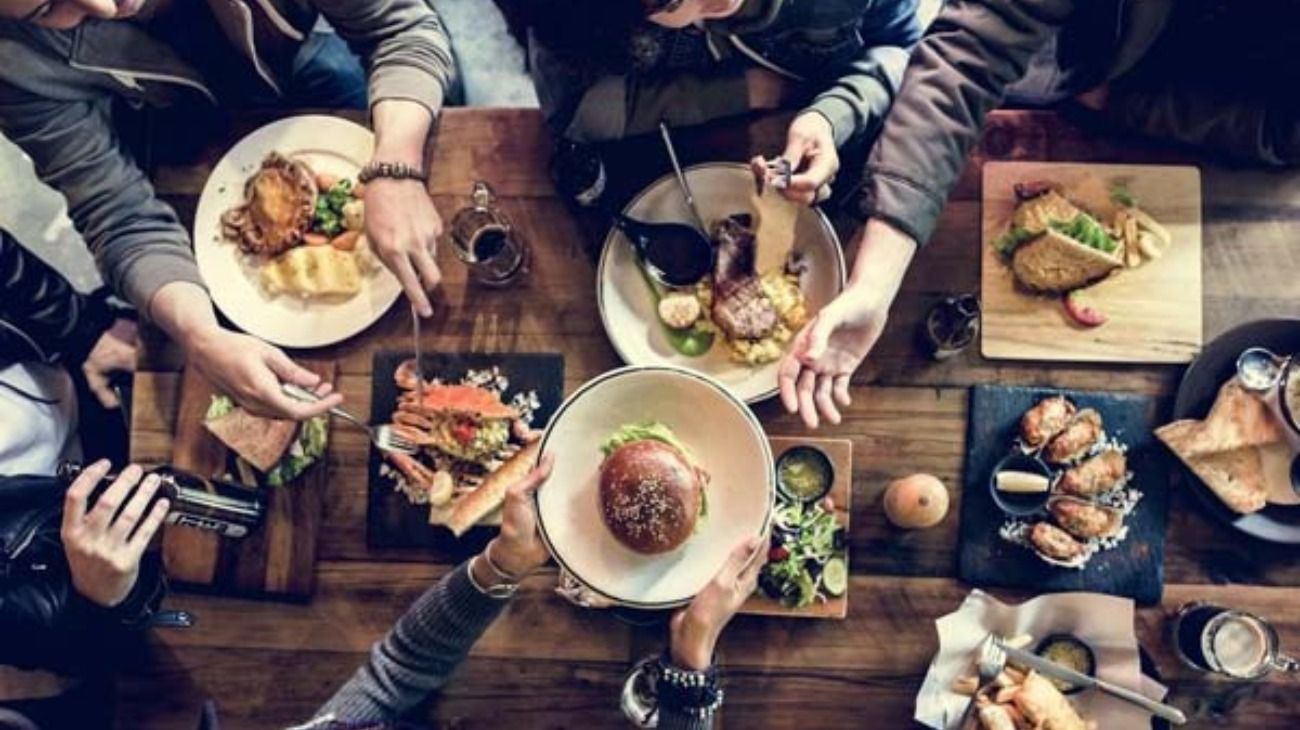 Salieron a comer y recibieron un mensaje homofóbico en el ticket: "Ensalada de frutas para los putos"